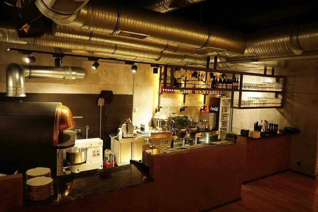 Offene Küche mit Pizzaofen bei SONO